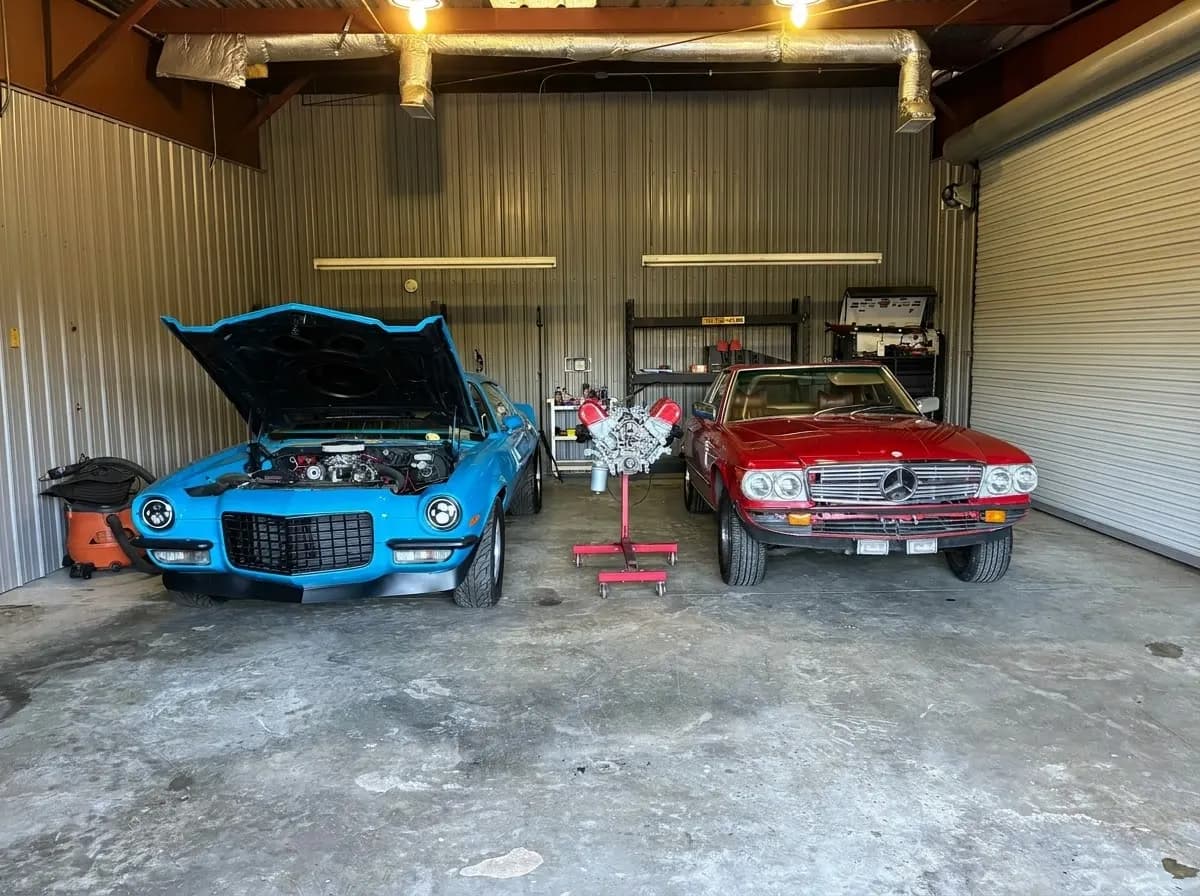 Autos clásicos dentro del taller 86 MotorSports Garage