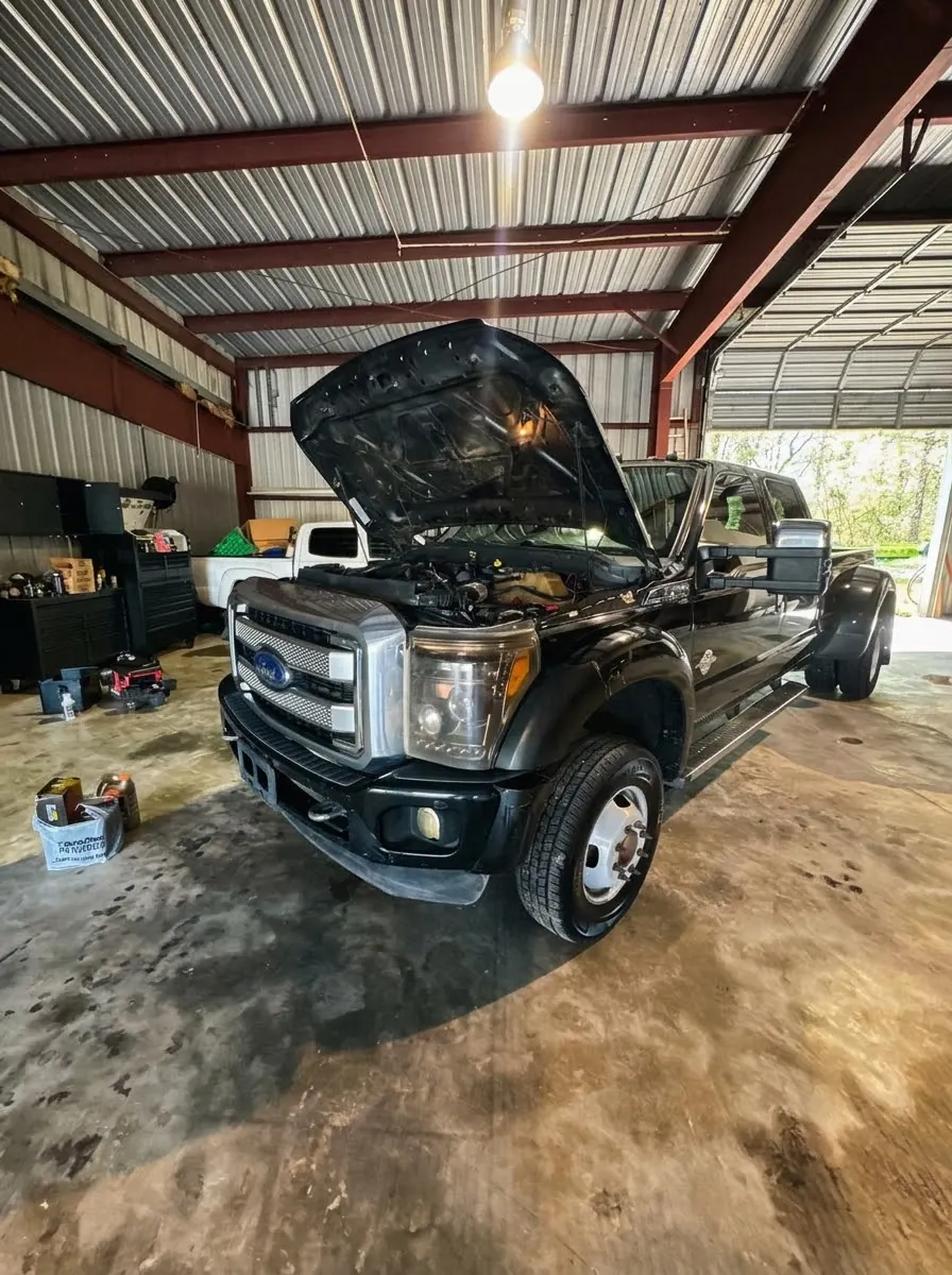 Camioneta Ford en inspección dentro del taller