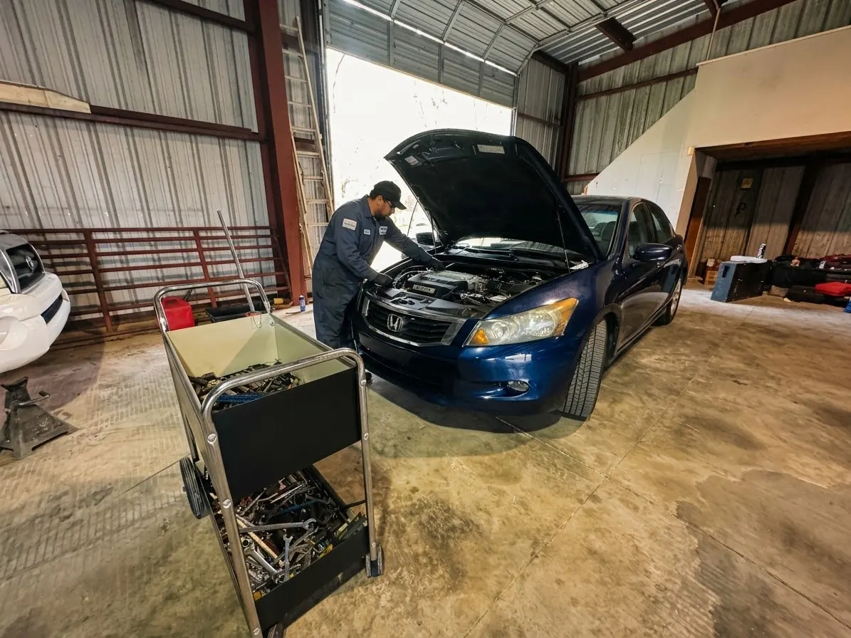 Técnico revisando un Honda en el área de servicio