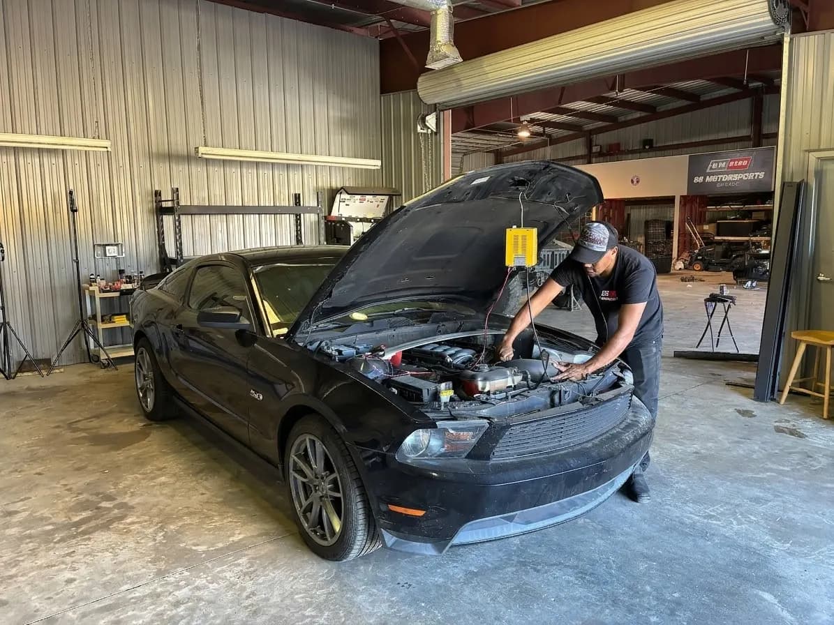 Mustang negro dentro del taller